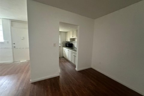 Condo in North Miami, Florida, 1 bedroom  № 1882472 - photo 17