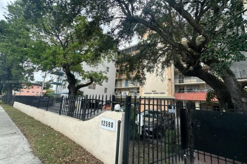 Condo in North Miami, Florida, 1 bedroom  № 1882472 - photo 2