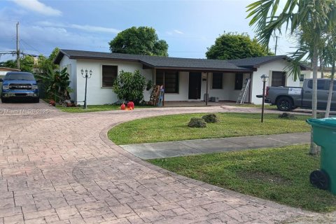 Villa ou maison à vendre à Miami, Floride: 4 chambres, 137.03 m2 № 1931382 - photo 1