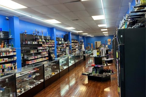 Commercial property in Hollywood, Florida № 1946133 - photo 6