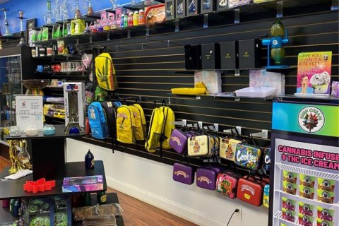 Commercial property in Hollywood, Florida № 1946133 - photo 9