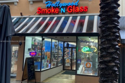 Commercial property in Hollywood, Florida № 1946133 - photo 1