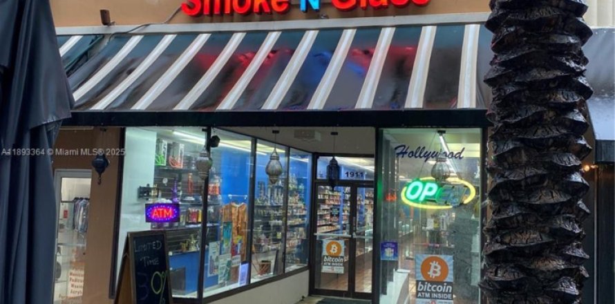 Commercial property in Hollywood, Florida № 1946133