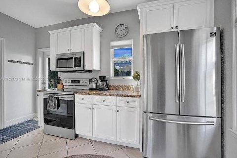 House in Surfside, Florida 2 bedrooms, 82.68 sq.m. № 1863845 - photo 12