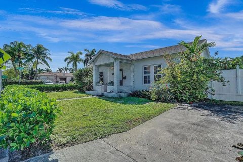 House in Surfside, Florida 2 bedrooms, 82.68 sq.m. № 1863845 - photo 4
