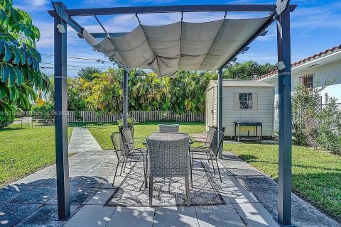 House in Surfside, Florida 2 bedrooms, 82.68 sq.m. № 1863845 - photo 24