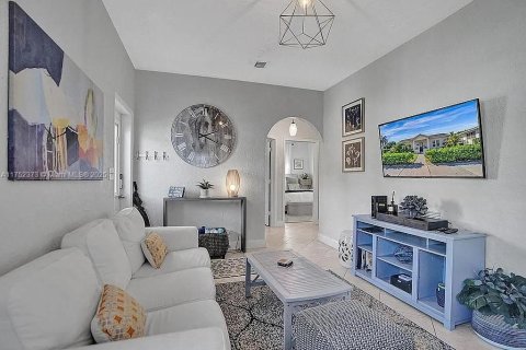 House in Surfside, Florida 2 bedrooms, 82.68 sq.m. № 1863845 - photo 6