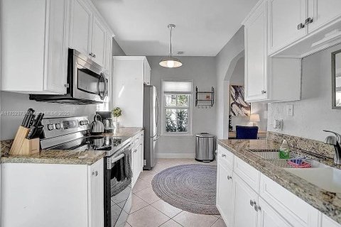 House in Surfside, Florida 2 bedrooms, 82.68 sq.m. № 1863845 - photo 11