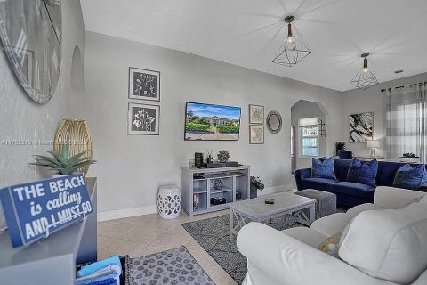 House in Surfside, Florida 2 bedrooms, 82.68 sq.m. № 1863845 - photo 7