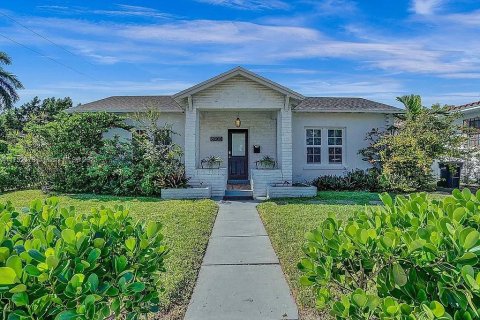 House in Surfside, Florida 2 bedrooms, 82.68 sq.m. № 1863845 - photo 3