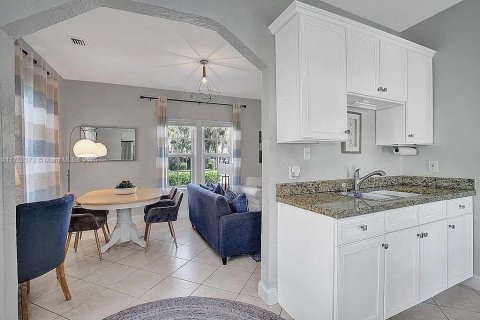 House in Surfside, Florida 2 bedrooms, 82.68 sq.m. № 1863845 - photo 13
