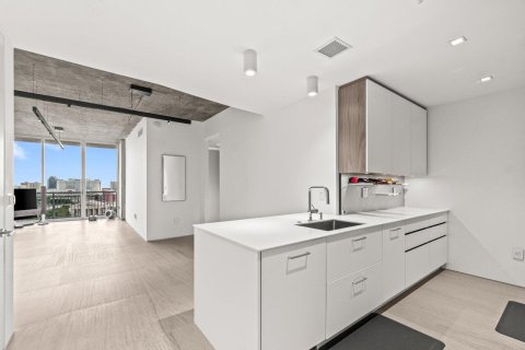 Condominio en West Palm Beach, Florida, 2 dormitorios  № 2395130
