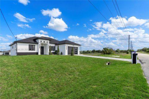 House in Lehigh Acres, Florida 4 bedrooms, 152.36 sq.m. № 2076129 - photo 6