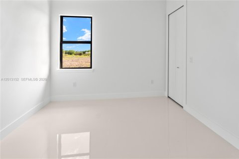House in Lehigh Acres, Florida 4 bedrooms, 152.36 sq.m. № 2076129 - photo 29
