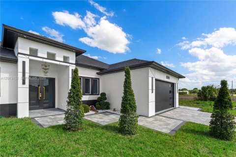 House in Lehigh Acres, Florida 4 bedrooms, 152.36 sq.m. № 2076129 - photo 5