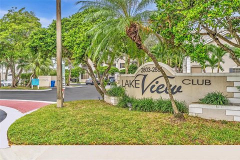 Condo in Oakland Park, Florida, 2 bedrooms  № 1952672 - photo 16