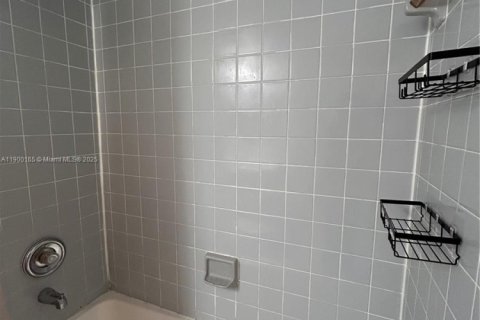 Condo in Oakland Park, Florida, 2 bedrooms  № 1952672 - photo 12