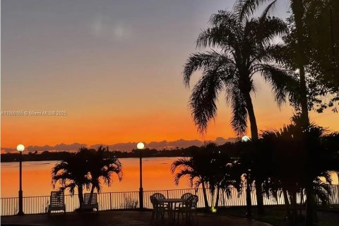Condo in Oakland Park, Florida, 2 bedrooms  № 1952672 - photo 17