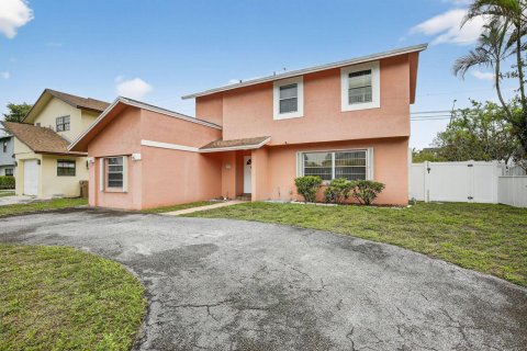 House in Hollywood, Florida 4 bedrooms, 173.73 sq.m. № 2083209 - photo 3