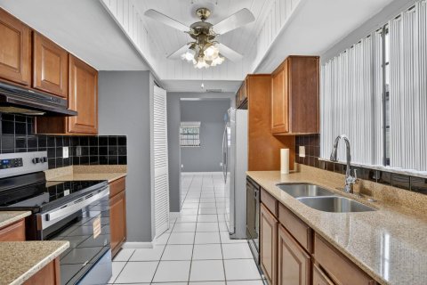 House in Hollywood, Florida 4 bedrooms, 173.73 sq.m. № 2083209 - photo 13