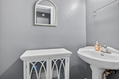 House in Hollywood, Florida 4 bedrooms, 173.73 sq.m. № 2083209 - photo 19