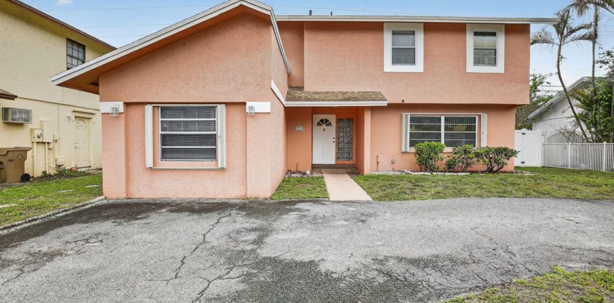 House in Hollywood, Florida 4 bedrooms, 173.73 sq.m. № 2083209