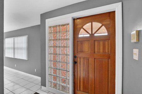 House in Hollywood, Florida 4 bedrooms, 173.73 sq.m. № 2083209 - photo 6