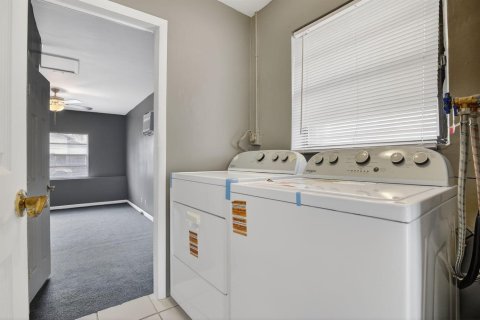 House in Hollywood, Florida 4 bedrooms, 173.73 sq.m. № 2083209 - photo 20