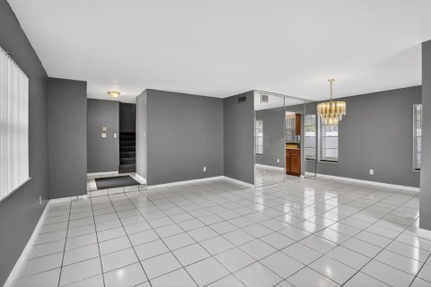 House in Hollywood, Florida 4 bedrooms, 173.73 sq.m. № 2083209 - photo 8