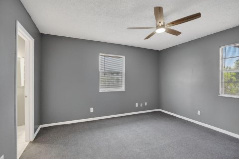 House in Hollywood, Florida 4 bedrooms, 173.73 sq.m. № 2083209 - photo 24