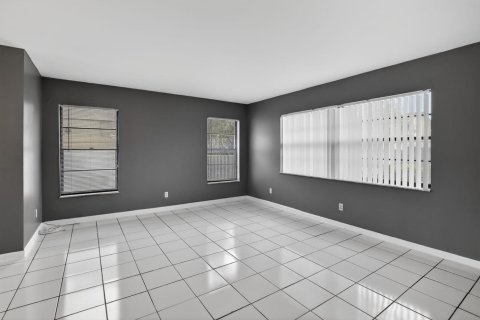 House in Hollywood, Florida 4 bedrooms, 173.73 sq.m. № 2083209 - photo 10