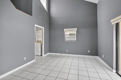 House in Hollywood, Florida 4 bedrooms, 173.73 sq.m. № 2083209 - photo 15