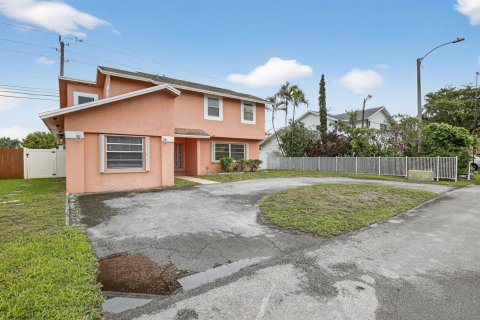 House in Hollywood, Florida 4 bedrooms, 173.73 sq.m. № 2083209 - photo 4