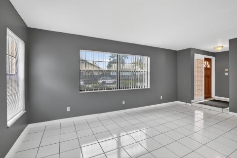 House in Hollywood, Florida 4 bedrooms, 173.73 sq.m. № 2083209 - photo 9