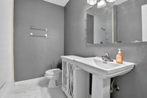 House in Hollywood, Florida 4 bedrooms, 173.73 sq.m. № 2083209 - photo 29