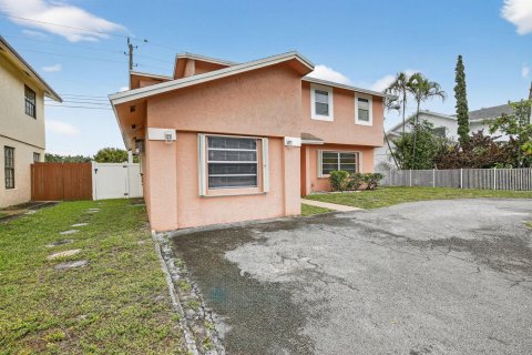 House in Hollywood, Florida 4 bedrooms, 173.73 sq.m. № 2083209 - photo 2