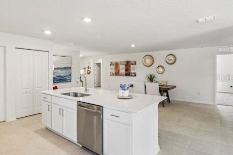 House in Weeki Wachee, Florida 4 bedrooms, 174.28 sq.m. № 2406931 - photo 9