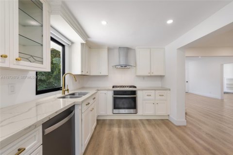 Купить виллу или дом в Саут-Майами, Флорида 4 спальни, 224.27м2, № 2042479 - фото 11