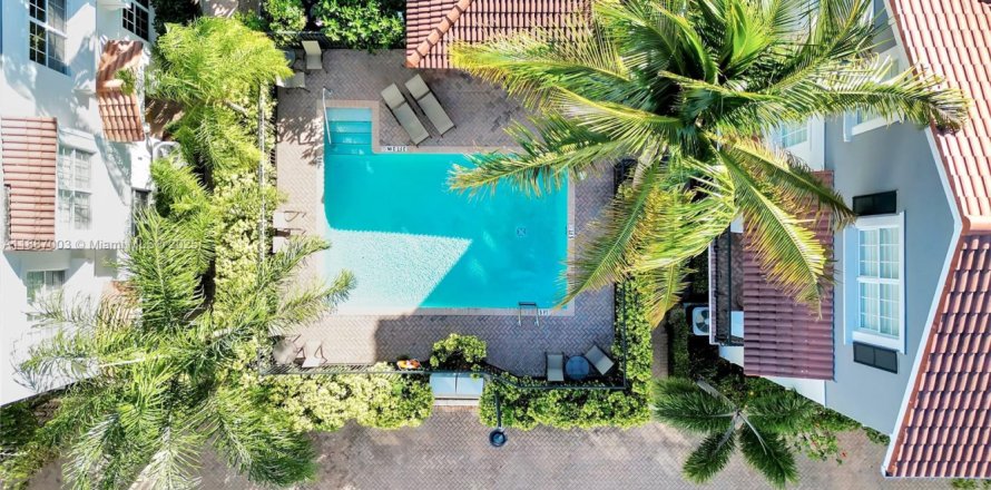 Townhouse in Delray Beach, Florida 3 bedrooms, 182.27 sq.m. № 1944268