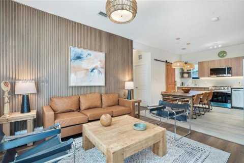 Снять в аренду виллу или дом в Майами, Флорида 4 спальни, 139.35м2, № 2051378 - фото 2