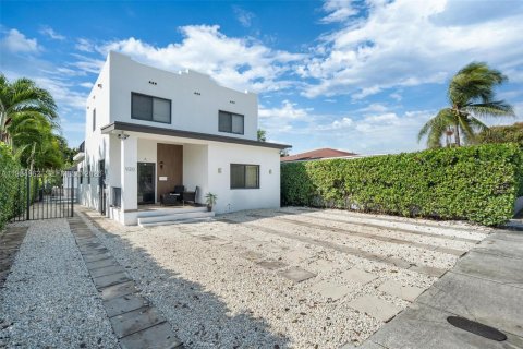 Снять в аренду виллу или дом в Майами, Флорида 4 спальни, 139.35м2, № 2051378 - фото 4