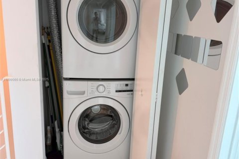 Condo in Miami, Florida, 3 bedrooms  № 1951052 - photo 12