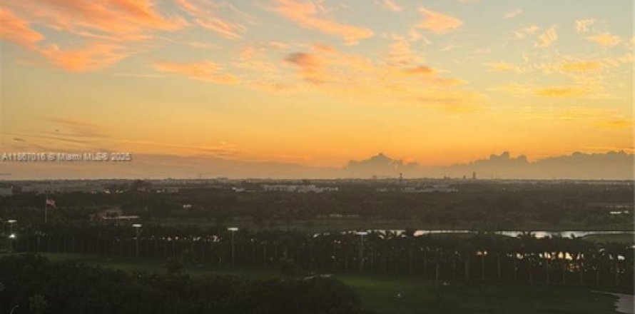 Кондоминиум с 1 спальней в Дорал, Флорида № 1983397