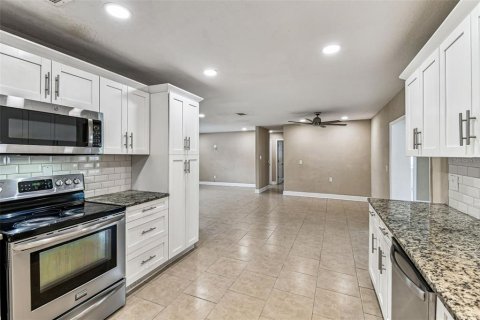 Villa ou maison à louer à Saint Petersburg, Floride: 4 chambres, 188.22 m2 № 1918155 - photo 12