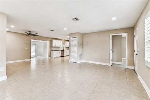 Villa ou maison à louer à Saint Petersburg, Floride: 4 chambres, 188.22 m2 № 1918155 - photo 7