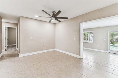 Villa ou maison à louer à Saint Petersburg, Floride: 4 chambres, 188.22 m2 № 1918155 - photo 13