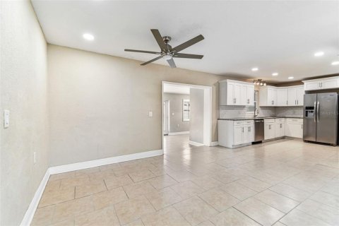 Villa ou maison à louer à Saint Petersburg, Floride: 4 chambres, 188.22 m2 № 1918155 - photo 9