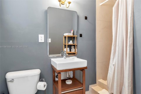 Condo in Miami Beach, Florida, 1 bedroom  № 2029725 - photo 16