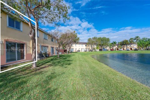 Купить таунхаус в Хомстед, Флорида 3 спальни, 120.96м2, № 1958966 - фото 4