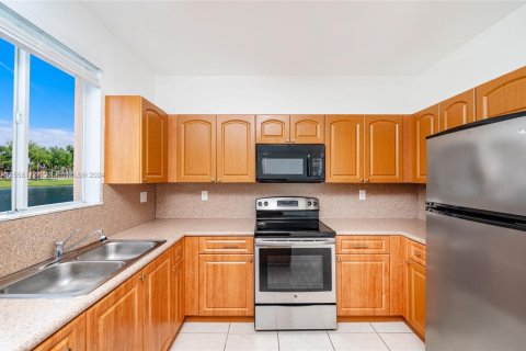 Купить таунхаус в Хомстед, Флорида 3 спальни, 120.96м2, № 1958966 - фото 15